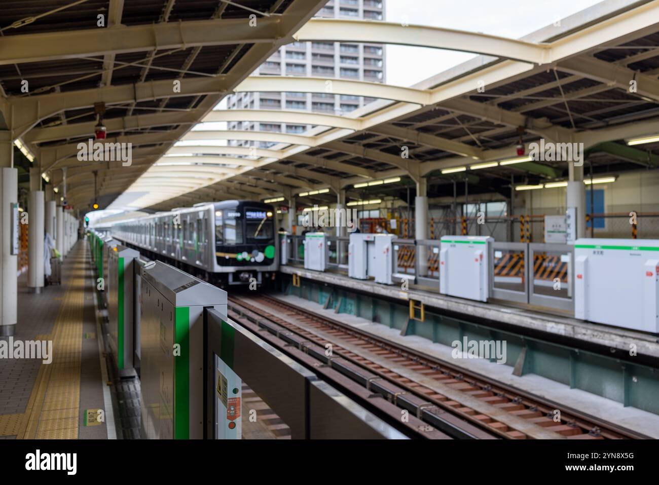 Osaka U-Bahn, Ankunft am modernen Bahnsteig Stockfoto