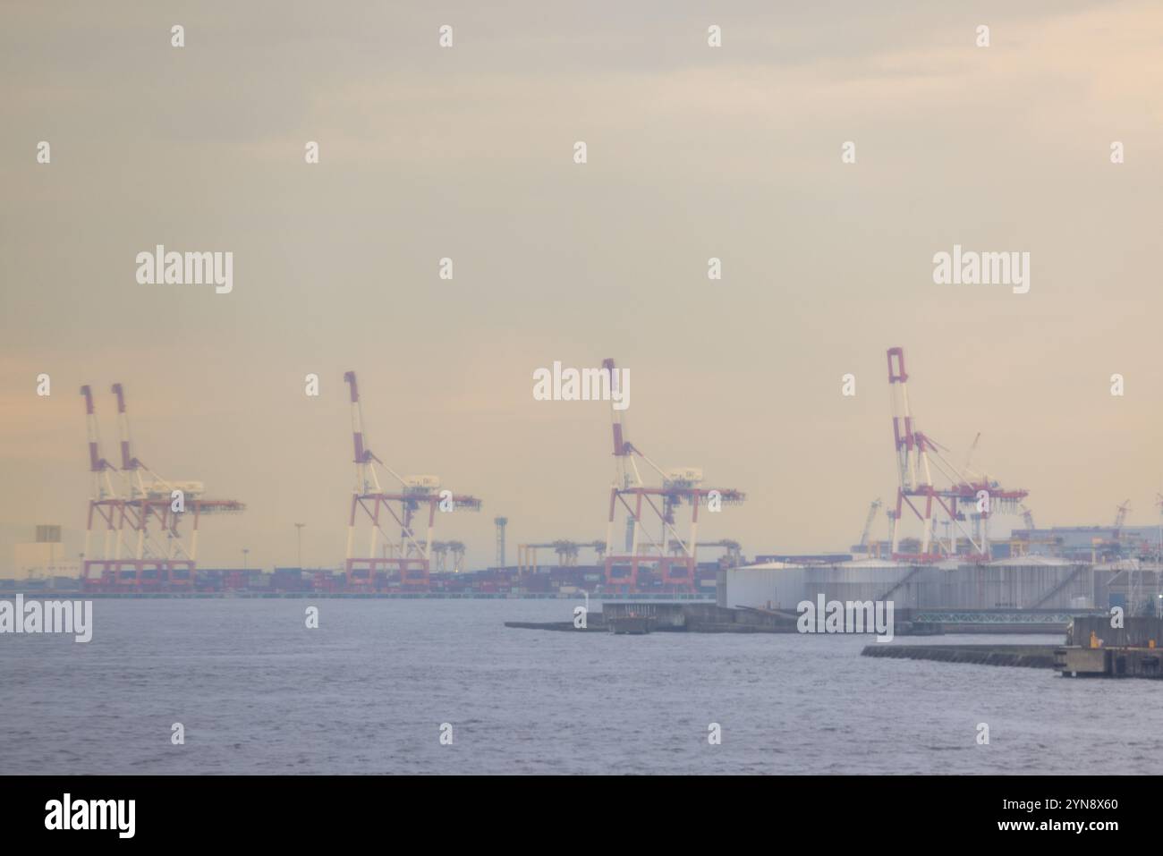 Reihe von Hafenkranen am Schiffsterminal der Küste Stockfoto