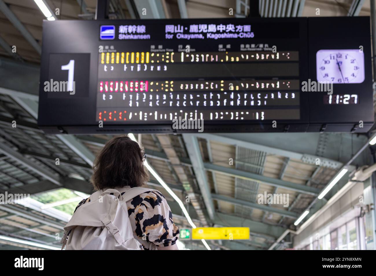 Zugfahrplananzeige an einem Bahnhof in Shinkansen Stockfoto