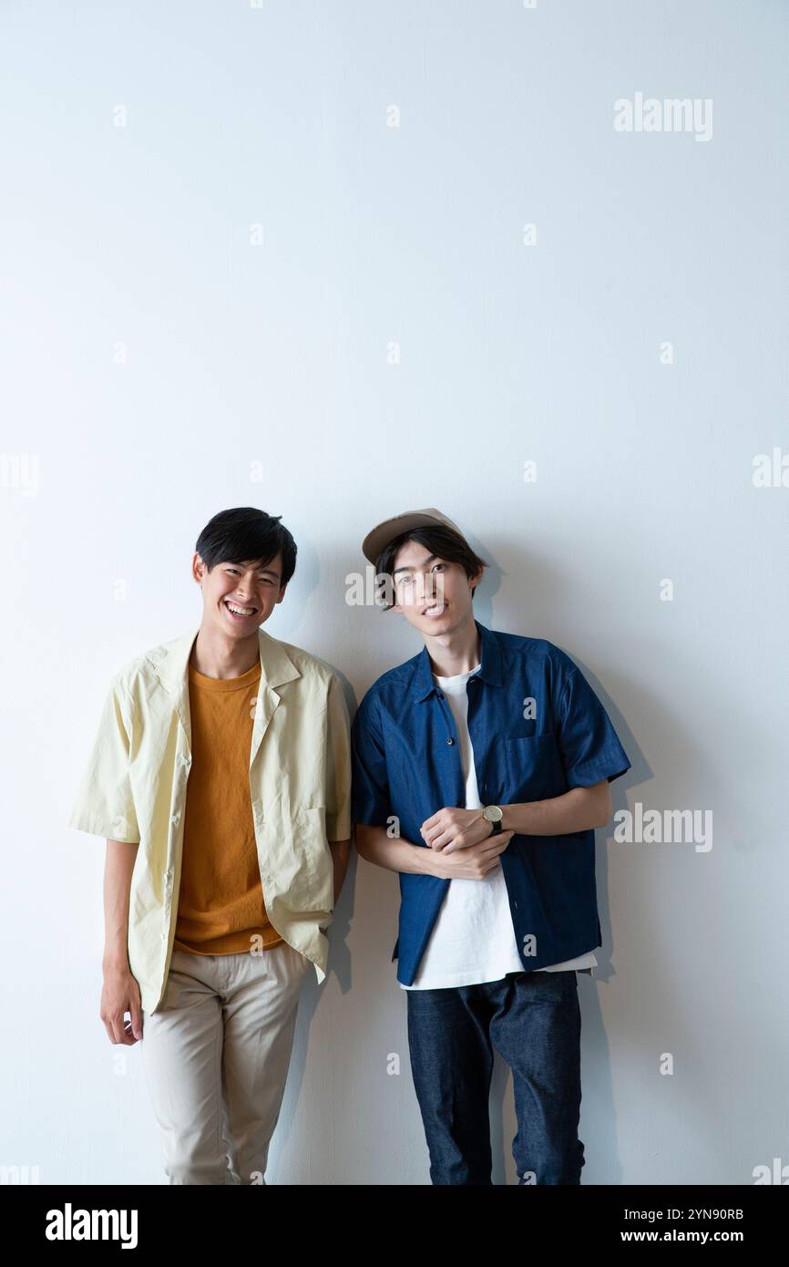 Porträt von zwei Männern in ihren 20ern in kurzen Ärmeln Stockfoto