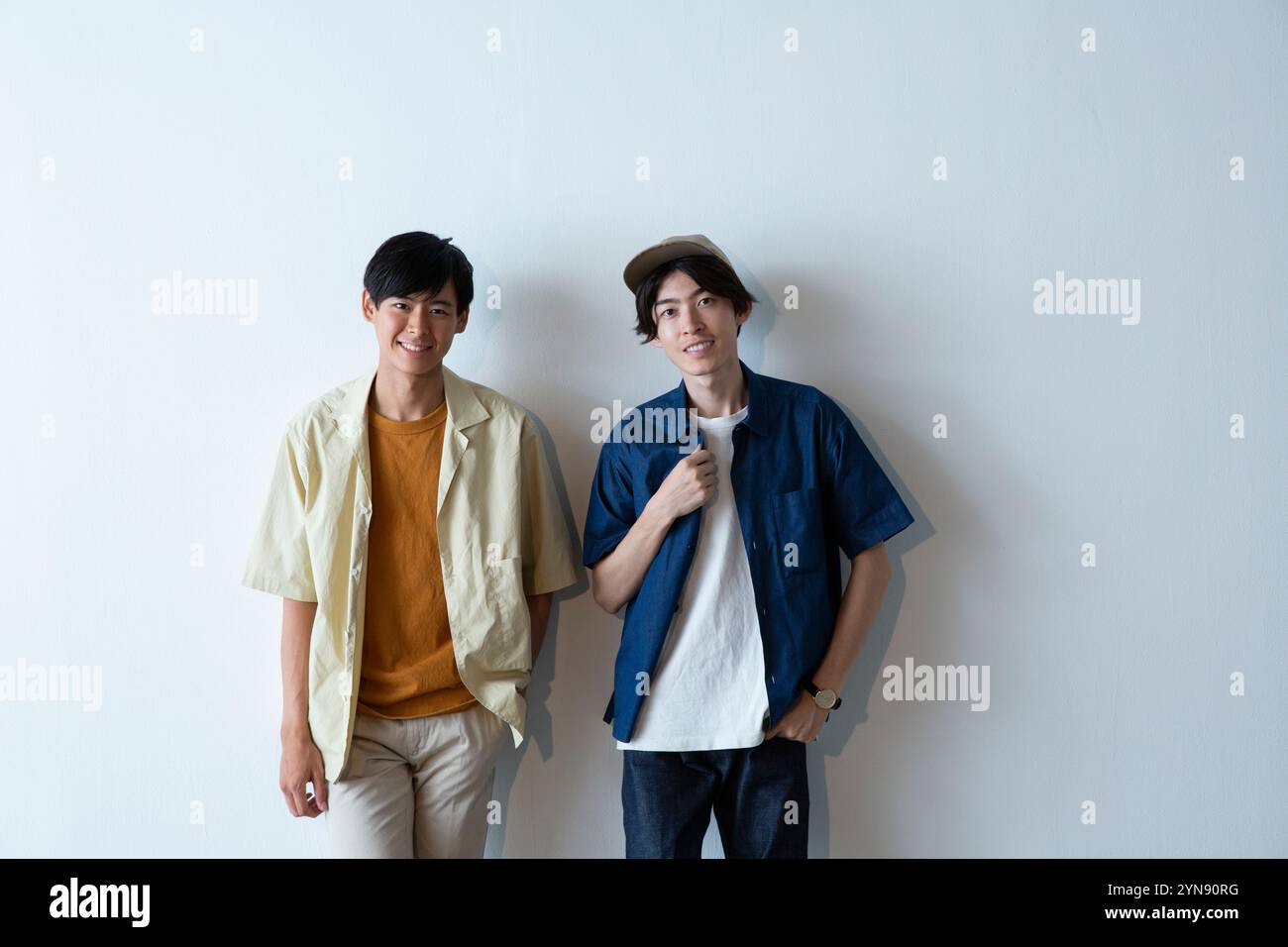 Porträt von zwei Männern in ihren 20ern in kurzen Ärmeln Stockfoto