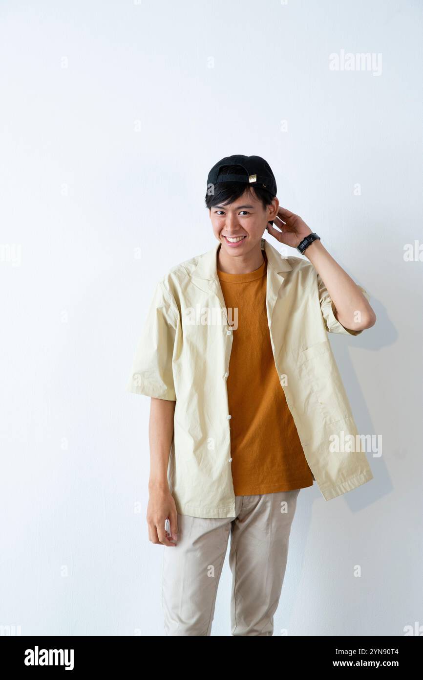 Porträt eines Mannes in den 20ern mit kurzen Ärmeln Stockfoto