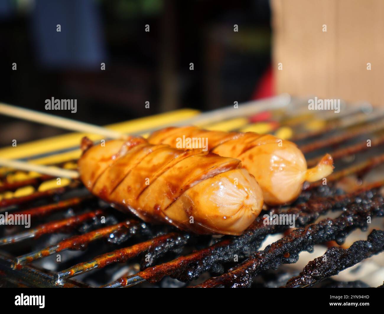 Würstchen werden auf dem Grill gekocht, warme und scharfe Würstchen auf dem Grill Stockfoto