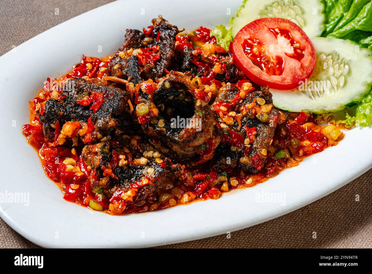 Gebratener Aal oder Belut Goreng mit Sambal balado ist ein traditionelles indonesisches Essen Stockfoto