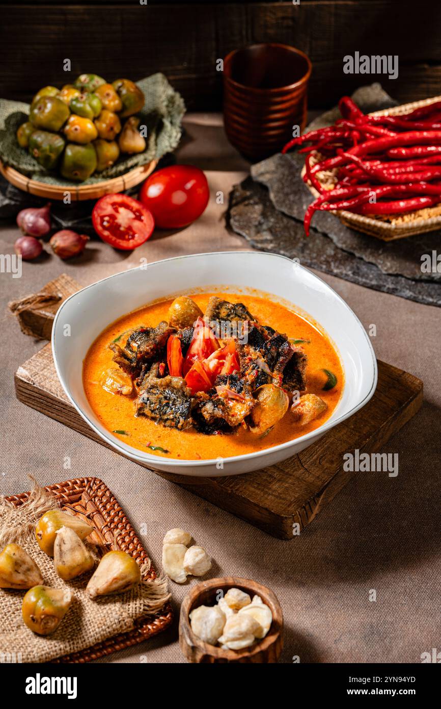 Frittiertes Aalcurry mit asam-Cikala oder Gurut asam-Cikala, gekocht in scharfem Sauercurry, ist ein beliebtes Gericht, das aus Süßwasseraal aus sumatra hergestellt wird Stockfoto