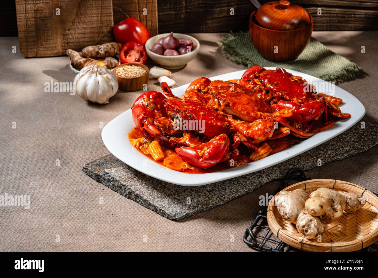 Krabbensauce padang (indonesisches Kepiting Saus Padang). Krabbengericht in heißer und scharfer Padang-Sauce. Stockfoto