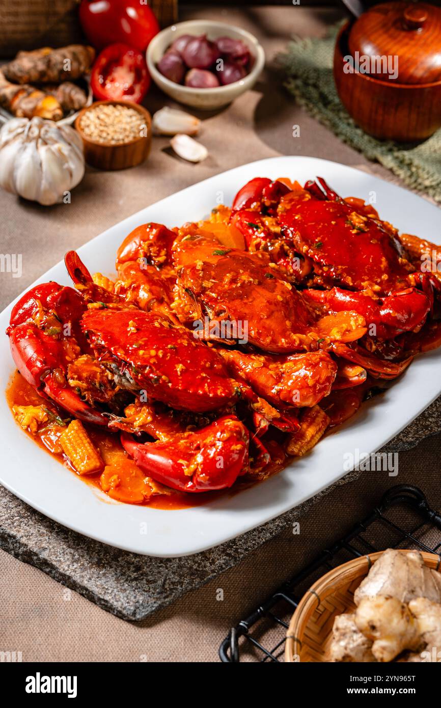 Krabbensauce padang (indonesisches Kepiting Saus Padang). Krabbengericht in heißer und scharfer Padang-Sauce. Stockfoto