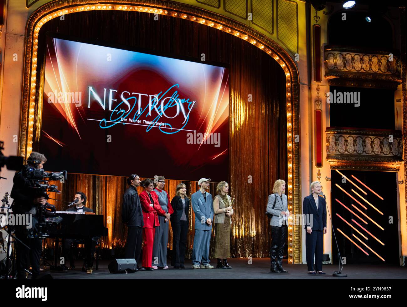 Wien, Österreich. November 2024. ABD0331 20241124 - Verleihung des Nestroy-Theaterpreises 2024 im Volkstheater Wien, Österreich, am 24. November 2024. Die Nestroy-Preisträgerin für ¿Nestbeschmutzung¿ vom Kosmos Theater Institut für Medien, Politik und Theater - Felix Hafner, Jennifer Weiss, Anna Wielander - Foto: APA/GEORG HOCHMUTH - 20241124 PD13639 Credit: APA-PictureDesk/Alamy Live News Stockfoto