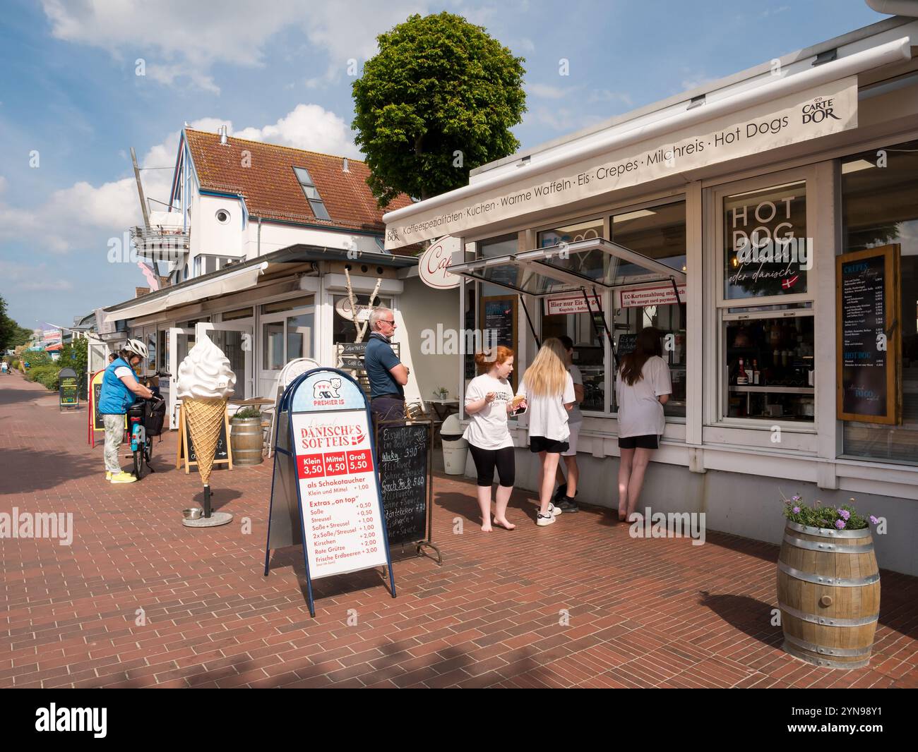 Leute stehen in der Warteschlange für Eis an der Strandstraße in Laboe, Schleswig-Holstein, Deutschland Stockfoto