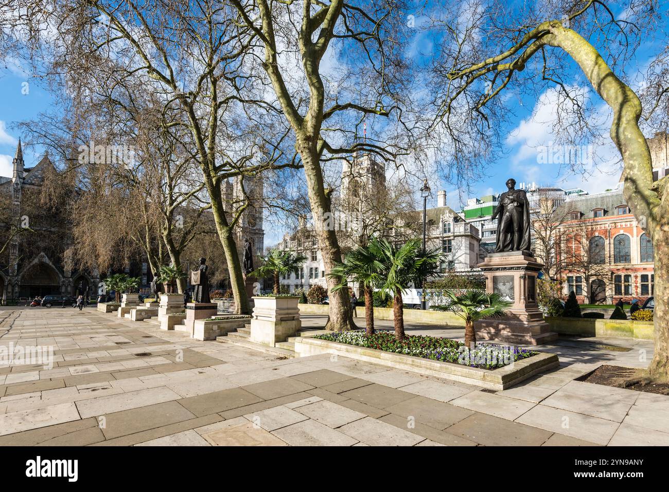 London, Großbritannien - 27. März 2024: Statue des Earl of Derby, etc. Im Parliament Square Garden in Westminster, London, Vereinigtes Königreich. Stockfoto