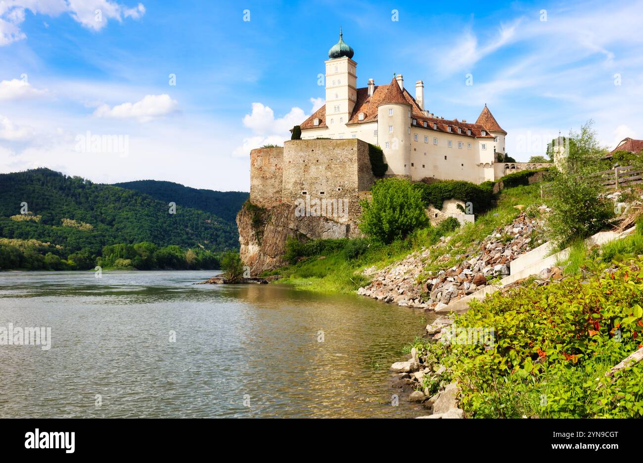 Das mittelalterliche Schloss Schönbühel, auf einem Felsen an der Donau erbaut, ist ein historisches Wahrzeichen und eine beliebte Touristenattraktion in der Wachau, UNESCO Stockfoto