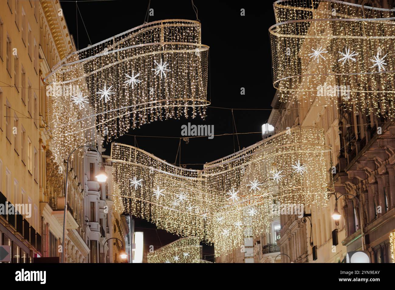 Dekorative Weihnachtsdekoration mit Lichtern und goldenem Glitzern. Stockfoto