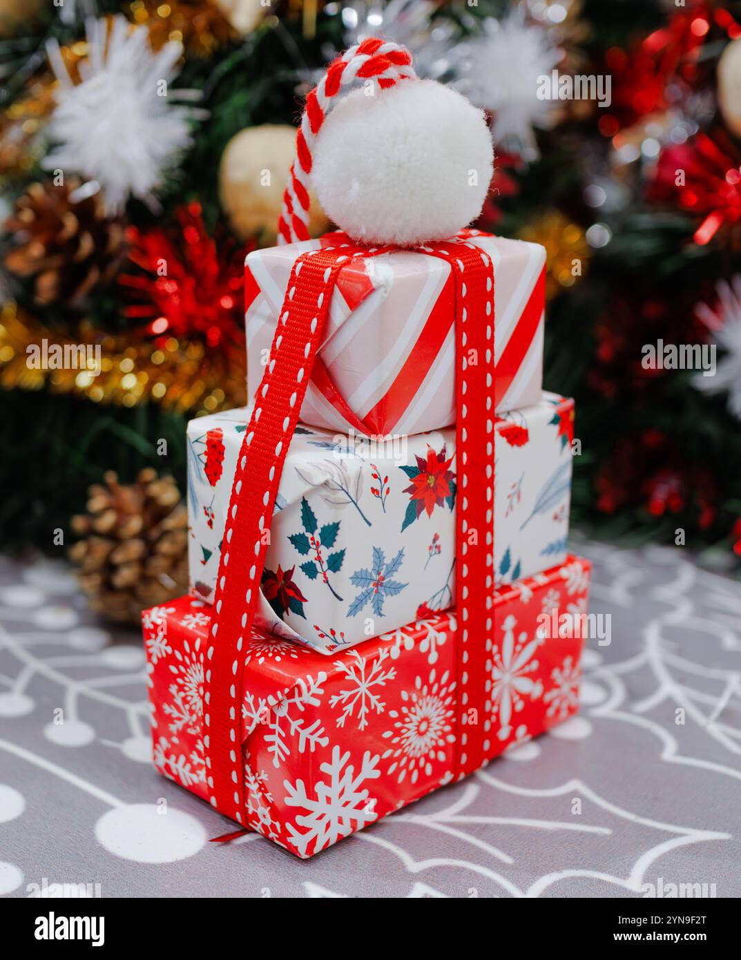 Geschenke unter dem Baum. Stockfoto
