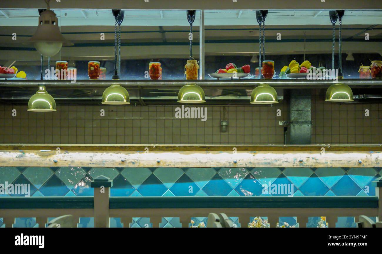 Almaty, Kasachstan - 4. November 2024: Original-Bartheke. Inneneinrichtung des Restaurants Stockfoto