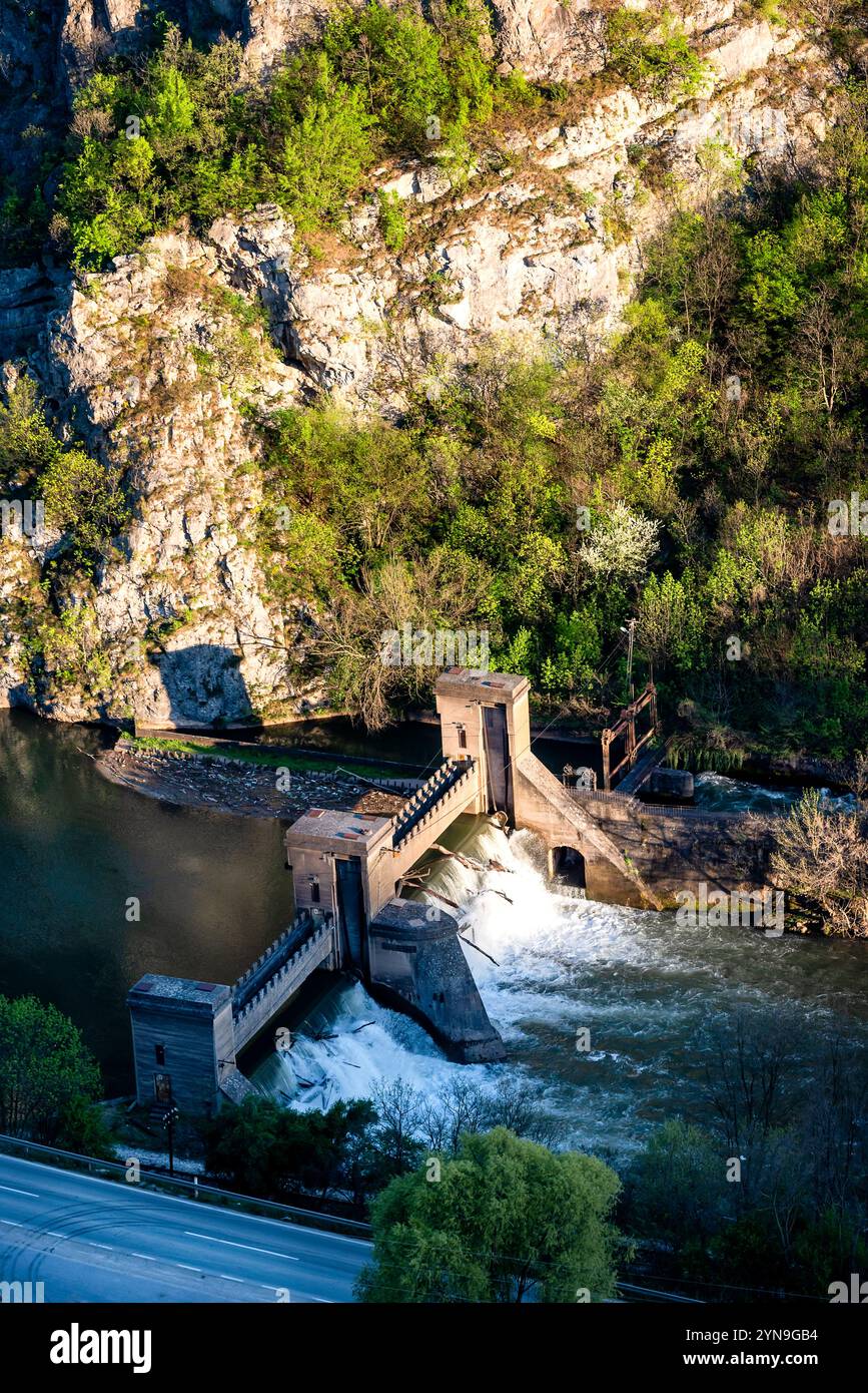Wasserkraftwerk in der Sicevacka-Schlucht in der Nähe von NIS in Serbien. 1908 erbaut, war es eine der ersten in Europa. Das Projekt wurde in Zusammenarbeit durchgeführt Stockfoto
