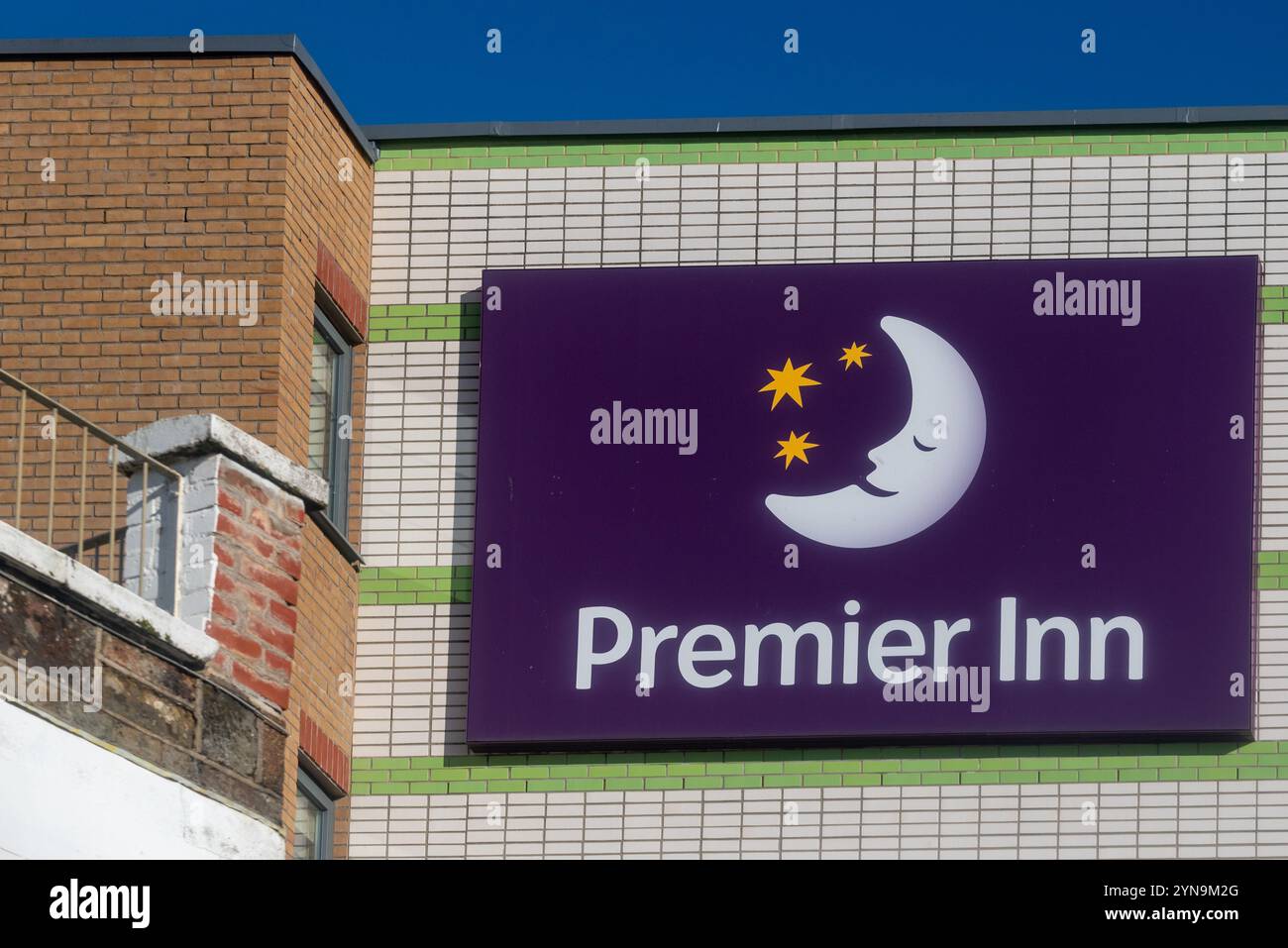 Premier Inn Schild mit Firmenname und Logo auf der Außenseite eines der Gebäude. November 2024. Stockfoto