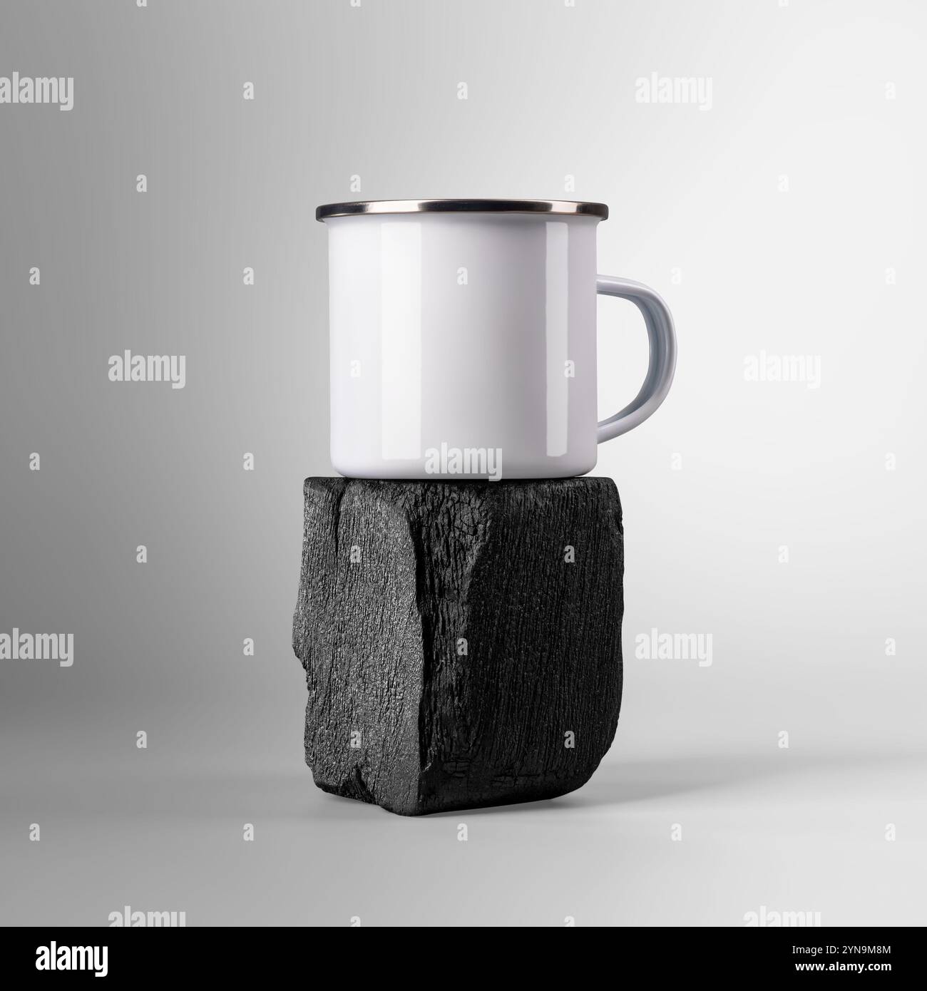 Weißes Emaille Becher Mockup auf gebranntem Holz, Eisentasse mit silbernem Rand auf Becher, Platz für Design, Druck, Muster, Branding. Reisebecherschablone, stilvoll kompo Stockfoto