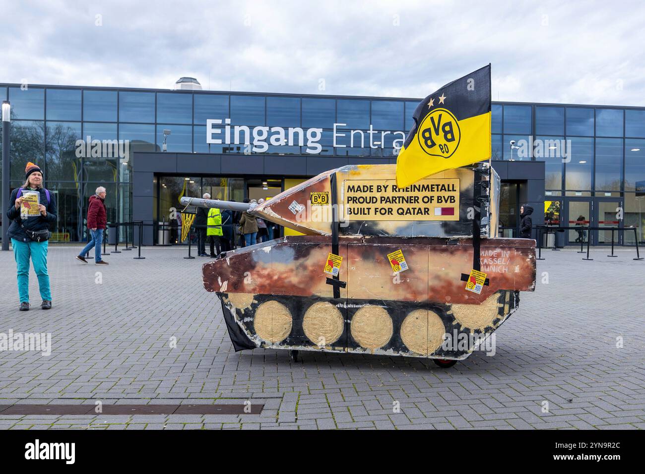 Dortmund, Deutschland. November 2024. 25.11.2024, Fussball, Wirtschaft, Politik, Saison 2024/2025, ordentliche Hauptversammlung Borussia Dortmund, Proteste vor dem Eingang der Messe Westfalenhallen gegen die Partnerschaft des BVB mit Rheinmetall, Foto: Dennis Ewert/RHR-FOTO/dpa/Alamy Live News Stockfoto