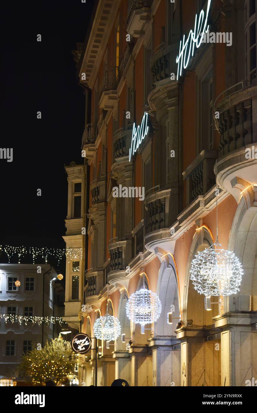 Szene aus dem Zentrum von Bozen, mit Weihnachtsdekoration Stockfoto