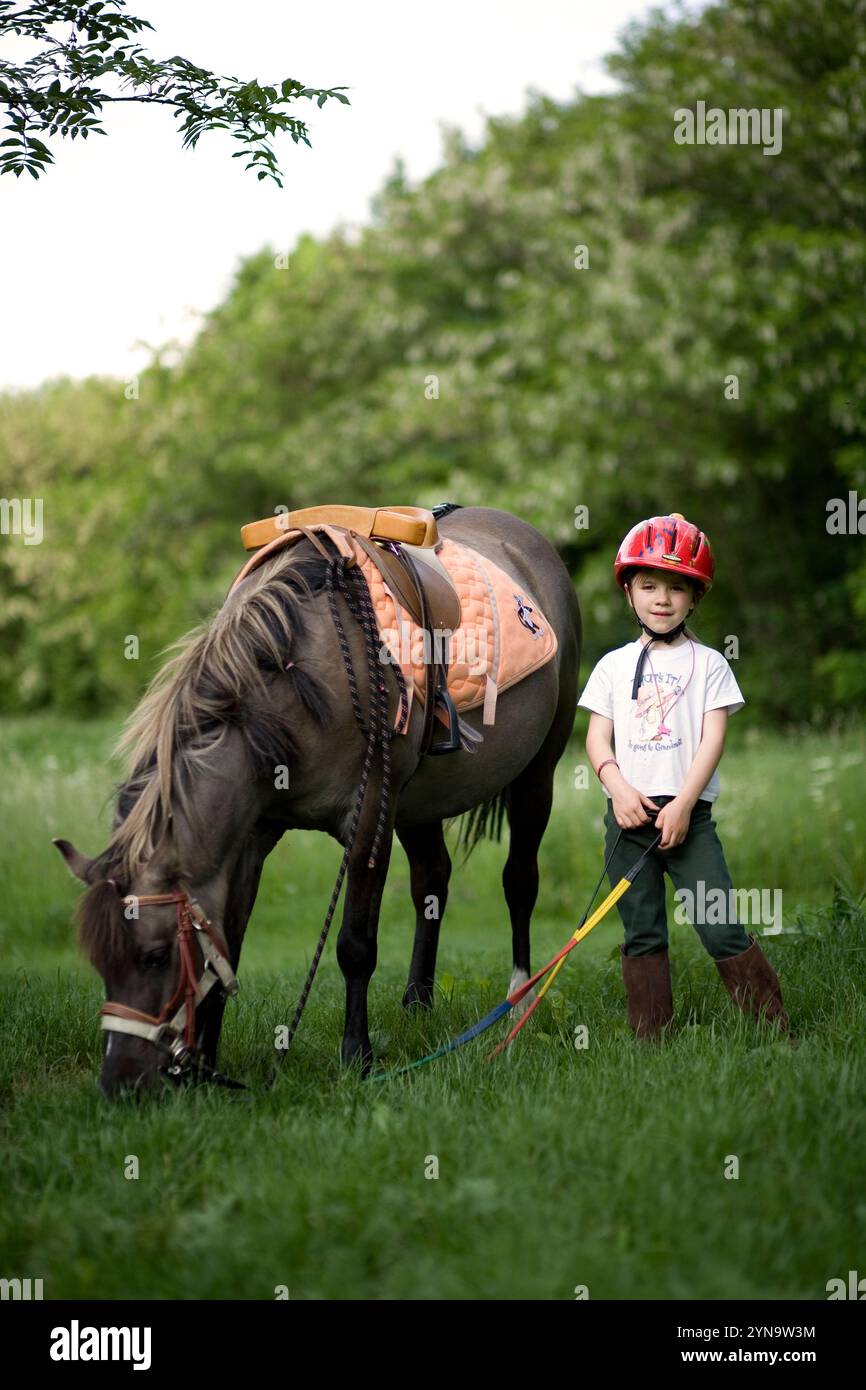 Ein Porträt eines Mädchens und ihres Pferdes während des Sommers in Bourg St. Maurice, Savoie, Frankreich. Stockfoto