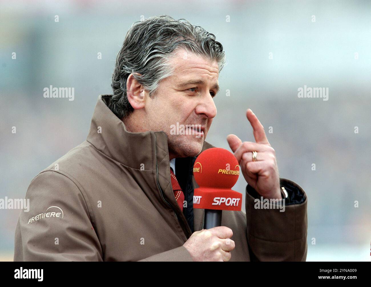 Cottbus, Deutschland. März 2003. ARCHIVFOTO: Marcel REIF wird am 27. November 2024 75 Jahre alt, Marcel REIF, Deutschland, Sportmoderator, Sportreporter, Geste, mit Premiere-Mikrofon, Büste, QF? Quelle: dpa/Alamy Live News Stockfoto