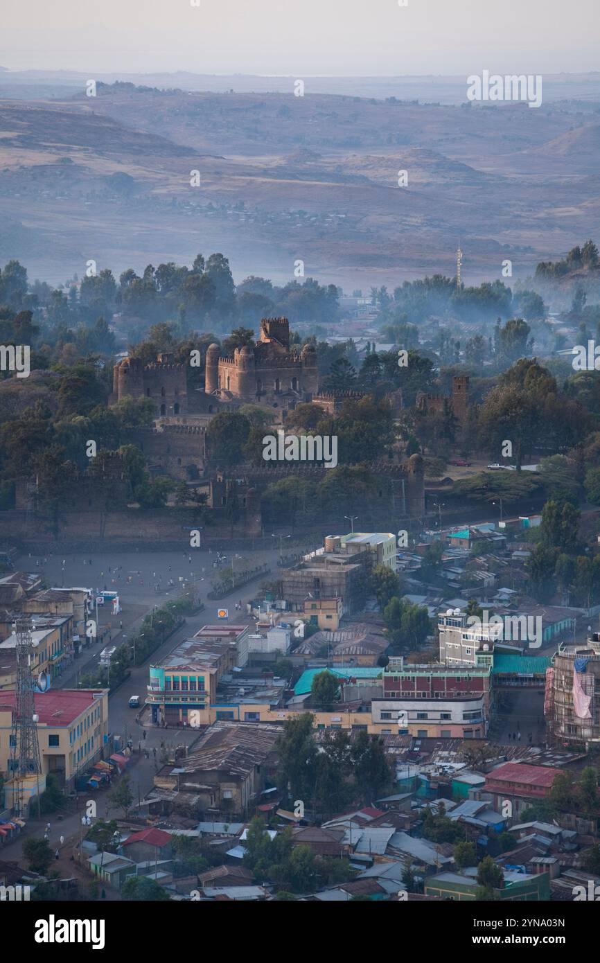 Die königliche Einschließung und die zentrale Burg Fasilides erheben sich aus dem Morgennebel von Gondar in Nordäthiopien. Stockfoto