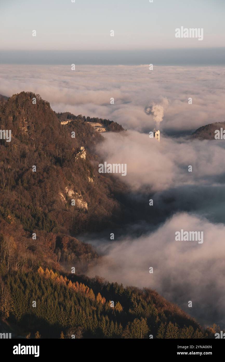 Sonnenaufgang auf dem Großen Barmstein mit Blick auf den kleinen Barmstein am Nordostrand der Berchtesgadener Alpen und einer Nebeldecke auf der Westseite des Salzachtals oberhalb der Stadt Hallein am 17.11.2024. Im Bild: Die Burgruine Gutrat // Sonnenaufgang auf dem Großen Barmstein mit Blick auf den Kleinen Barmstein am Nordostrand der Berchtesgadener Alpen und einer Nebeldecke auf der Westseite des Salzachtals oberhalb der Stadt Hallein am 17. November 2024. - 20241117 PD19501 Credit: APA-PictureDesk/Alamy Live News Stockfoto