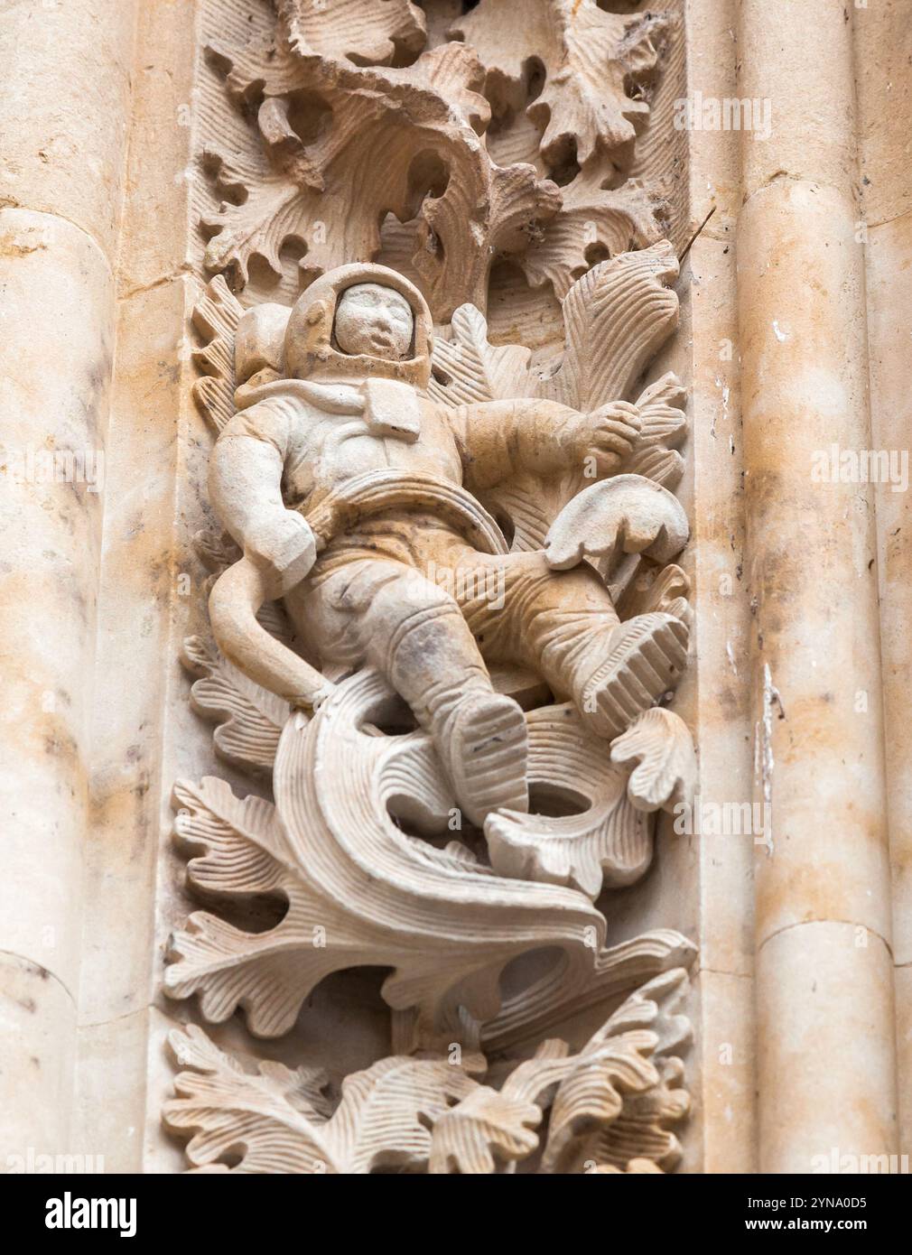 Diese einzigartige Astronautenskulptur ziert die komplexe Architektur von Salamanca und verbindet Geschichte mit Moderne. Stockfoto