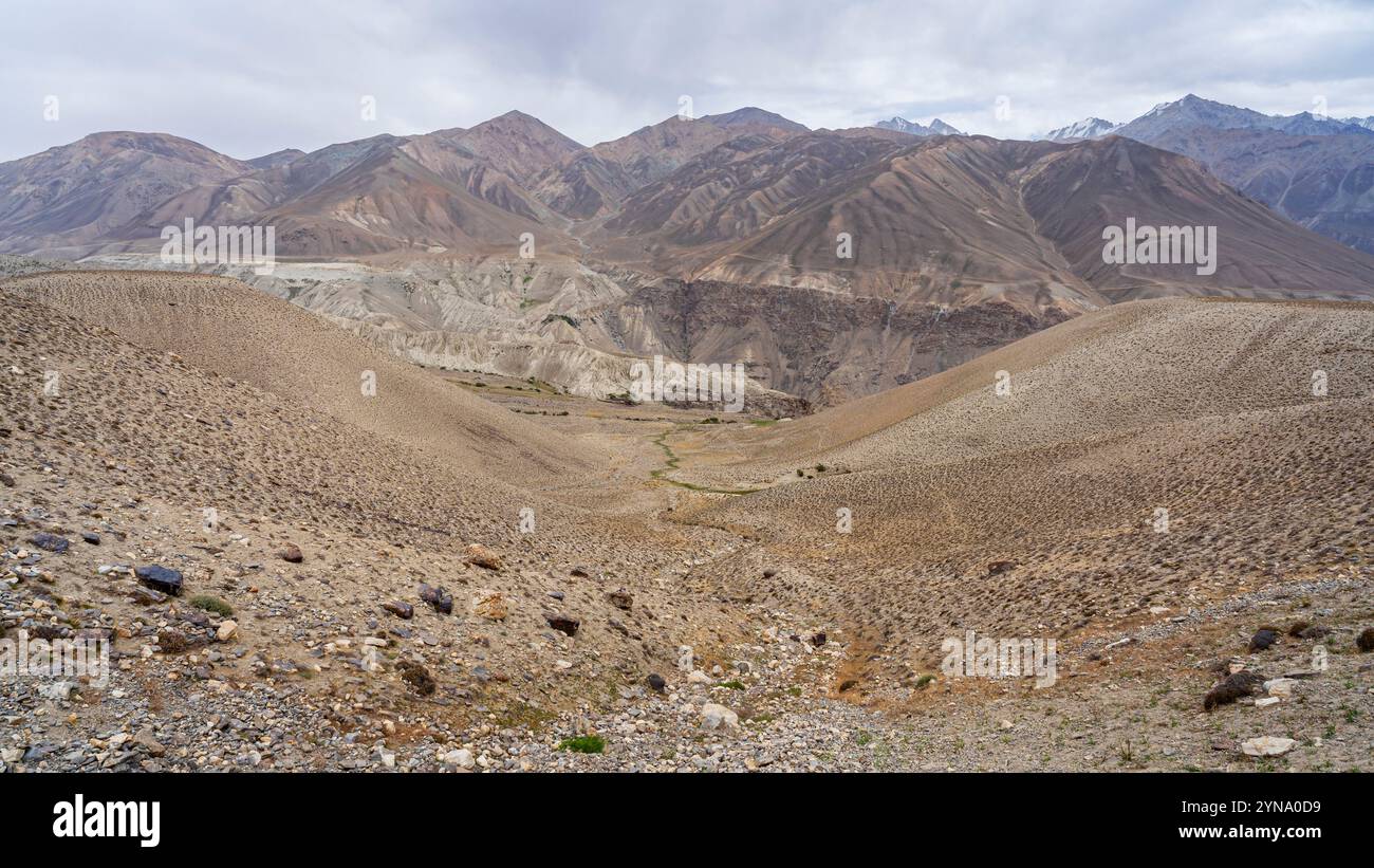 Malerischer Blick auf die Wakhan-Bergkette in Afghanistan und das Pamir-Tal in der hochgelegenen Wüste, Ishkashim, Gorno-Badakhshan, Tadschikistan Stockfoto