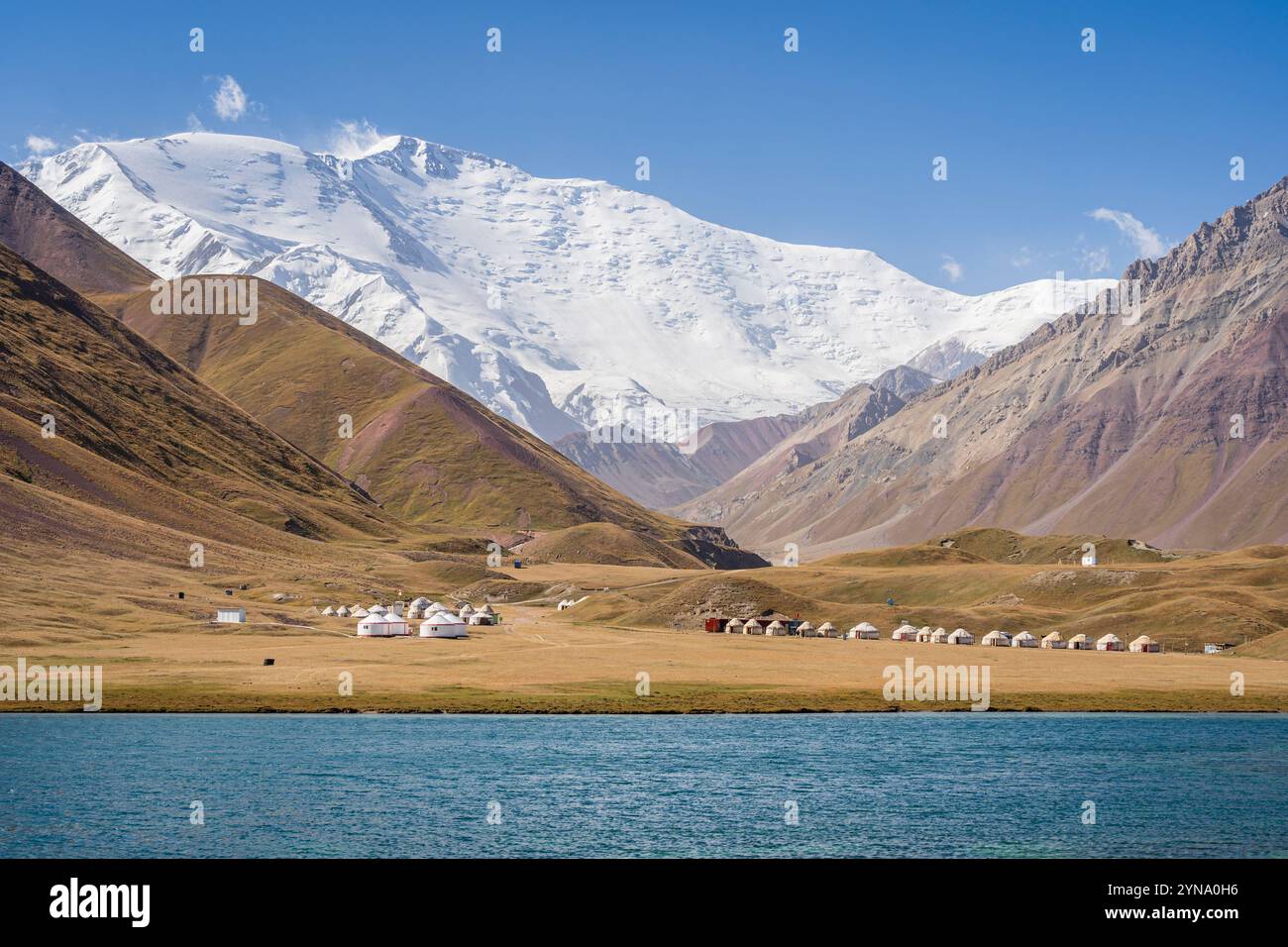 Malerischer Blick auf den schneebedeckten Lenin Peak alias Ibn Sina Gipfel in Trans Alay Bergkette mit See Tulpar Kul Jurtenlager, Sary Mogul, Kirgisistan Stockfoto