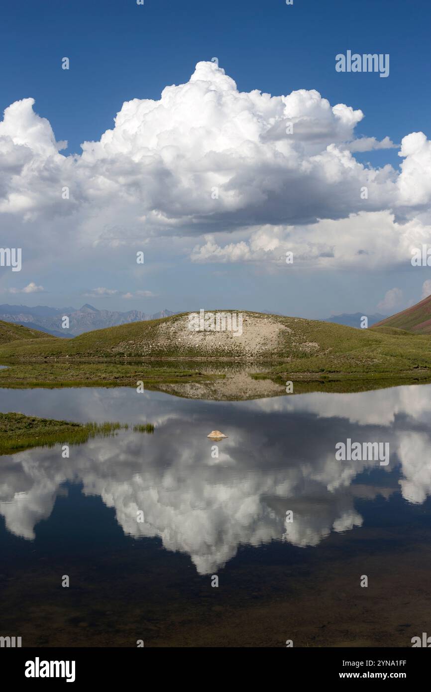 Reflexion auf einem See in der Nähe des Basecamp des Lenin Peak Stockfoto