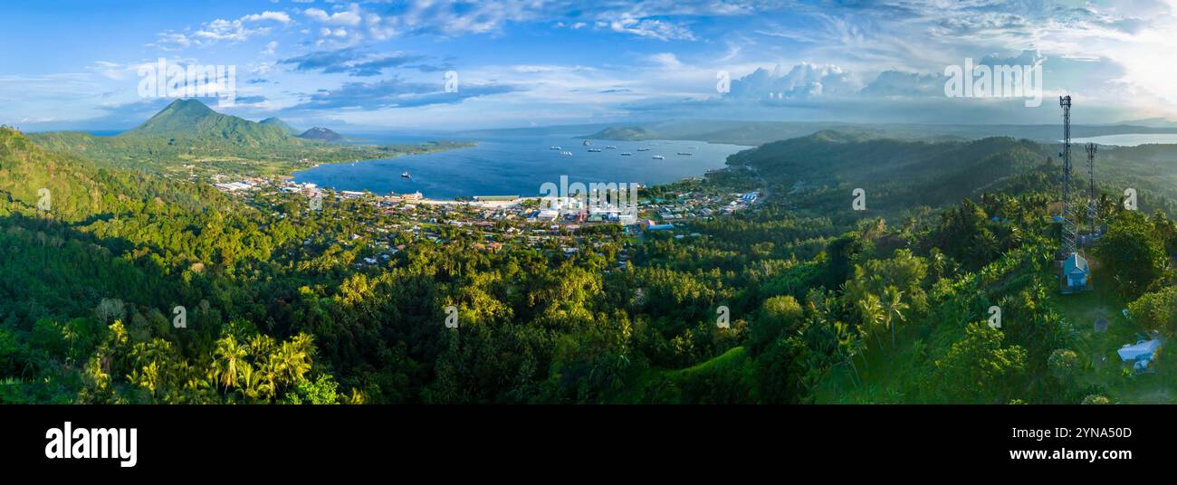 Papua-Neuguinea, Provinz East New Britain, Bismarck-Archipel, New Britain Island, Gazelle-Halbinsel, Bezirk Kokopo, Rabaul Bay, Rabaul Town, Matupit Island und die Vulkane Tavurvur und Rabalanakaia Stockfoto