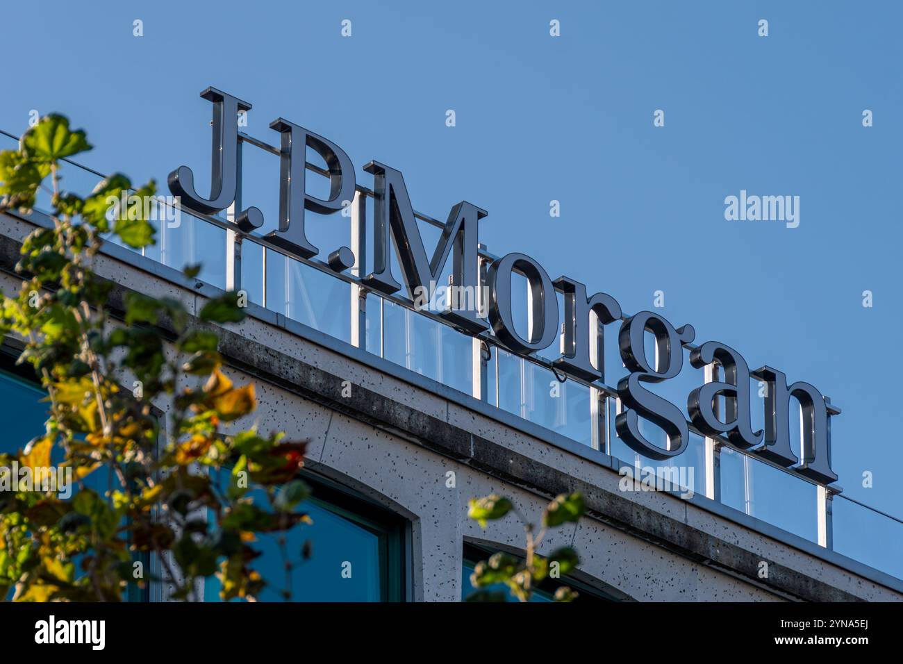 Schild und Logo oben im Gebäude, in dem sich der Schweizer Hauptsitz der J.P. Morgan Bank befindet, Genf, Schweiz Stockfoto