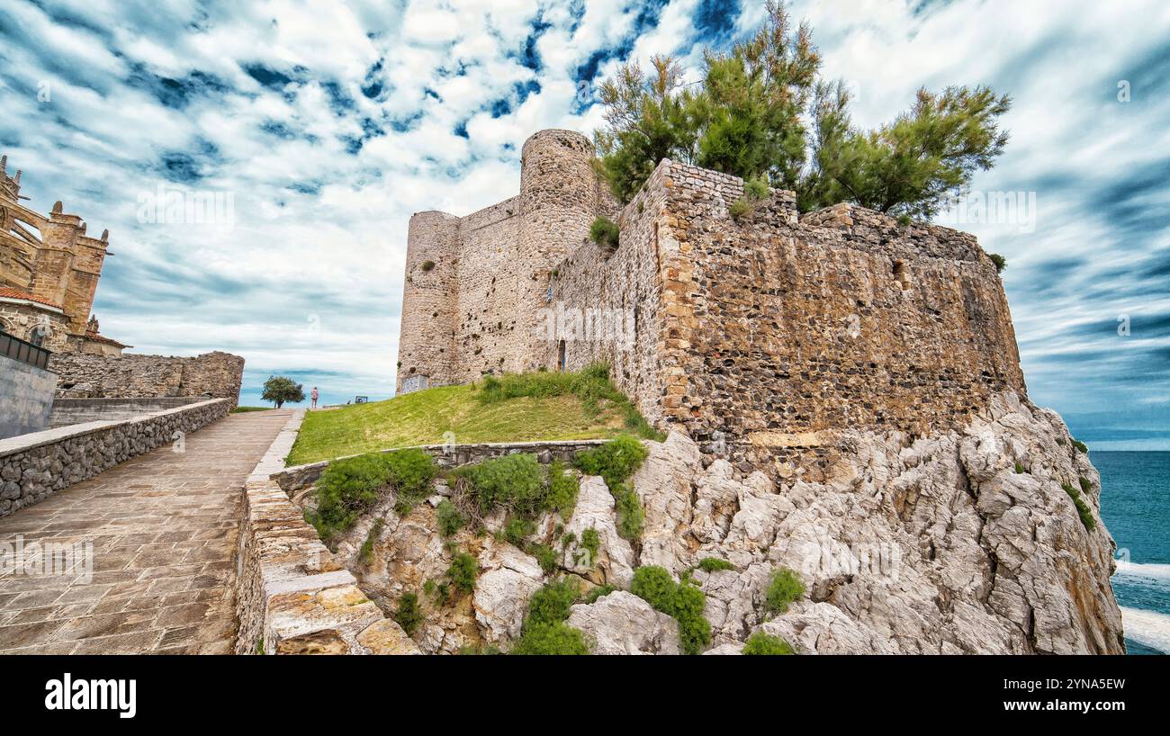 Schloss von Castro-Urdiales, spanisches Kulturgut aus dem 13. Jahrhundert, Castro-Urdiales, Kantabrien, Spanien, Europa Stockfoto