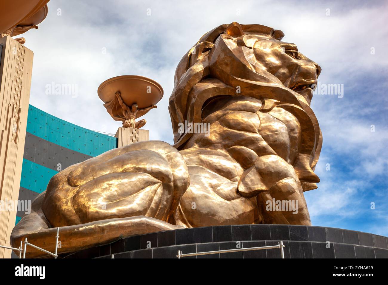 Las Vegas, USA - 18. April 2012: Die goldene MGM-Löwenstatue vor dem MGM Grand Hotel auf dem Las Vegas Strip. Er ist 14 Meter hoch und der größte Stockfoto