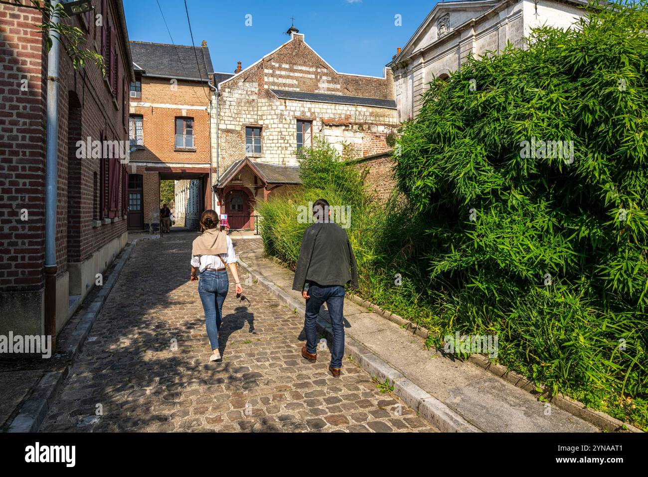 Frankreich, Somme, Abbeville, ehemaliges Kloster des Karmel Jesus-Maria d’Abbeville und das Archiv für sakrale Kunst, Gruppe bemerkenswert gut erhaltener Klostergebäude aus dem 17. Und 19. Jahrhundert, die nacheinander von den Kapuzinerbrüdern und den Karmeliterschwestern bewohnt wurden. Ein sicheres Archiv für Kunstwerke aus den Kirchen der Region. Das Kloster wurde auf fast 9.000 m² Land erbaut und verfügt über mehrere Gärten und Höfe mit verschiedenen Funktionen. Geführte Tour - Heritage Days Stockfoto