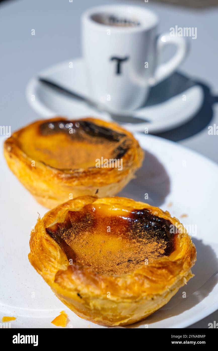 Portugal, Nordregion, Amarante, Kaffee und Pasteis de Nata, ein typisch portugiesisches Gebäck Stockfoto