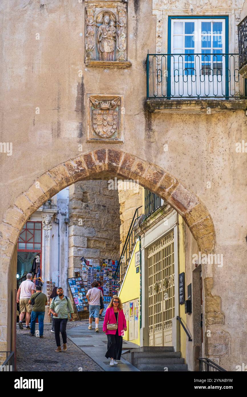 Portugal, Zentralregion, Coimbra, das im 16. Jahrhundert erbaute Barbican Gate (Porta da Barbaca) war Teil der Verteidigungsmauer der Stadt Stockfoto