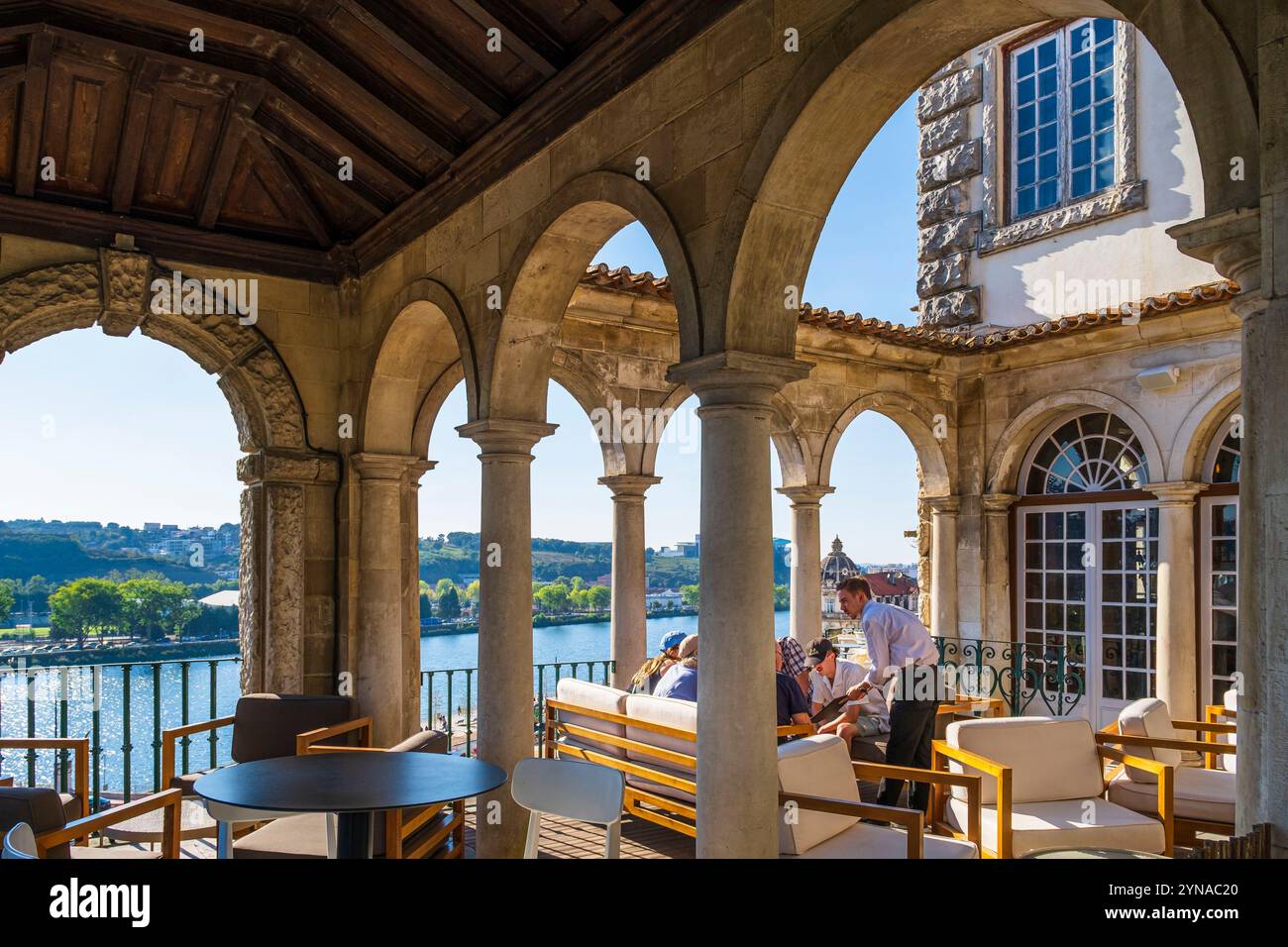 Portugal, Zentralregion, Coimbra, Terrasse des Restaurants Passaporte mit Blick auf den Fluss Mondego Stockfoto