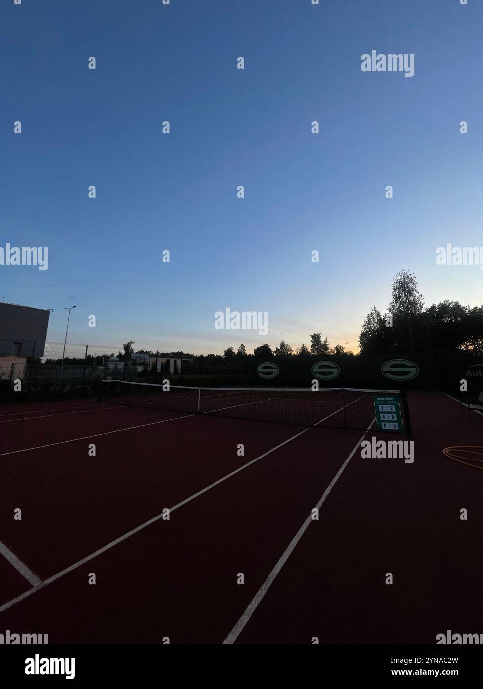 Tennis bei Sonnenuntergang - Smartphone-aufgenommenes Stockfoto