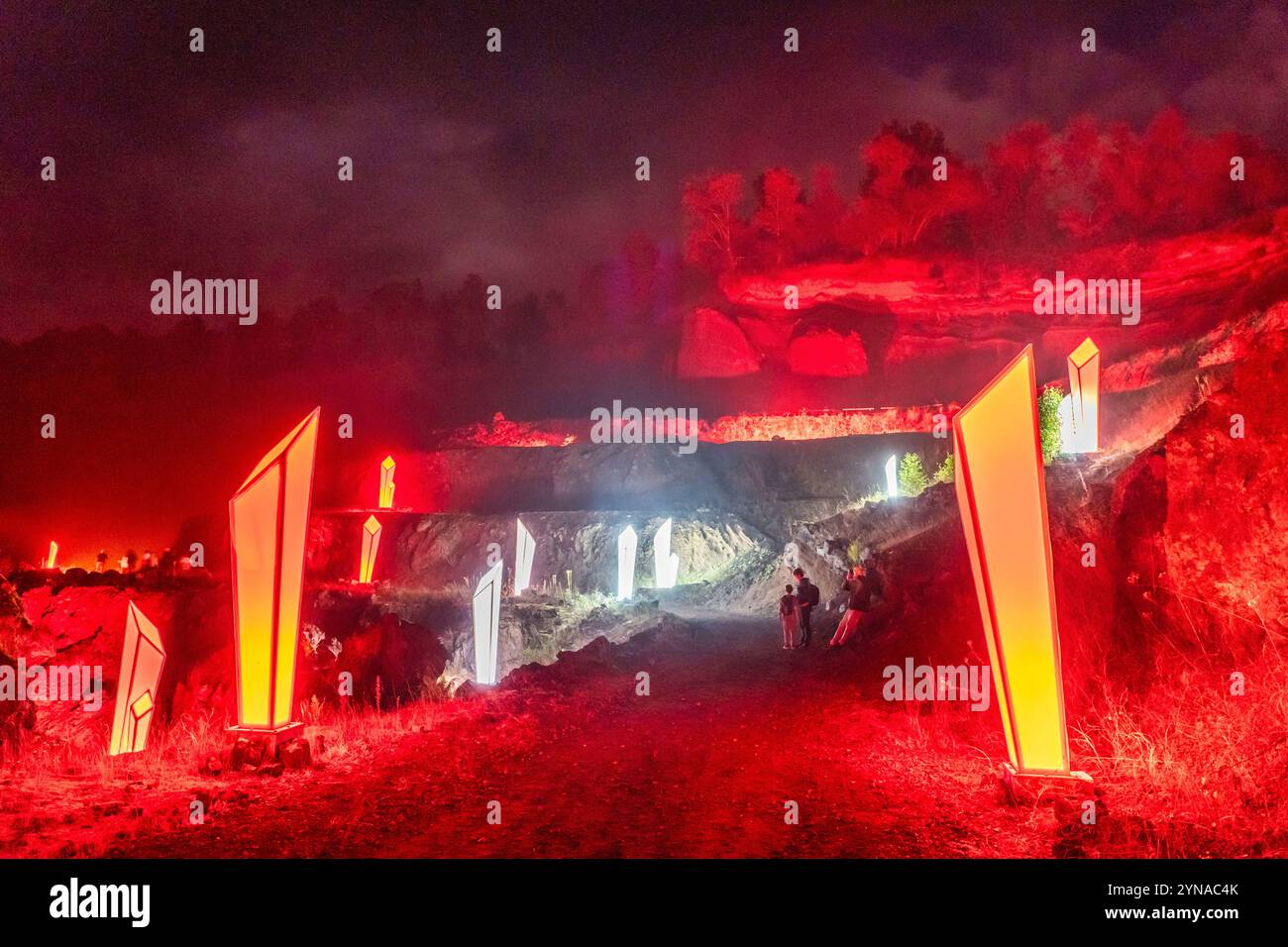 Frankreich, Puy de Dome, regionaler Naturpark der Vulkane der Auvergne, Chaine des Puys, Saint Ours les Roches, Vulkan Lemptegy, das Erwachen des Vulkans, nächtliche Licht- und Soundshow Stockfoto