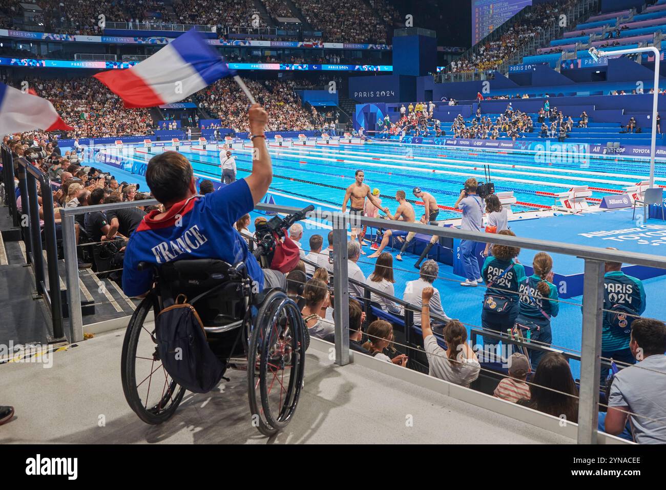 Frankreich, Hauts de seine, La Defense, La Defense Arena Schwimmbad, das exklusiv für die Olympischen und Paralympischen Spiele 2024 in Paris eingerichtet wurde, Para-Schwimmveranstaltungen, französische Fans gratulieren dem Schwimmer Ugo Didier Stockfoto