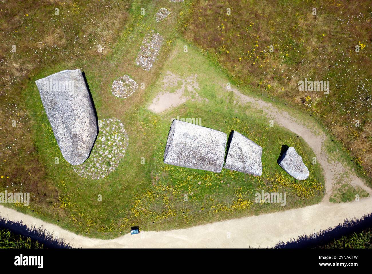 Frankreich, Morbihan, Golf von Morbihan, Locmariaquer, der große gebrochene Menhir von er Grah (aus der Luft) Stockfoto