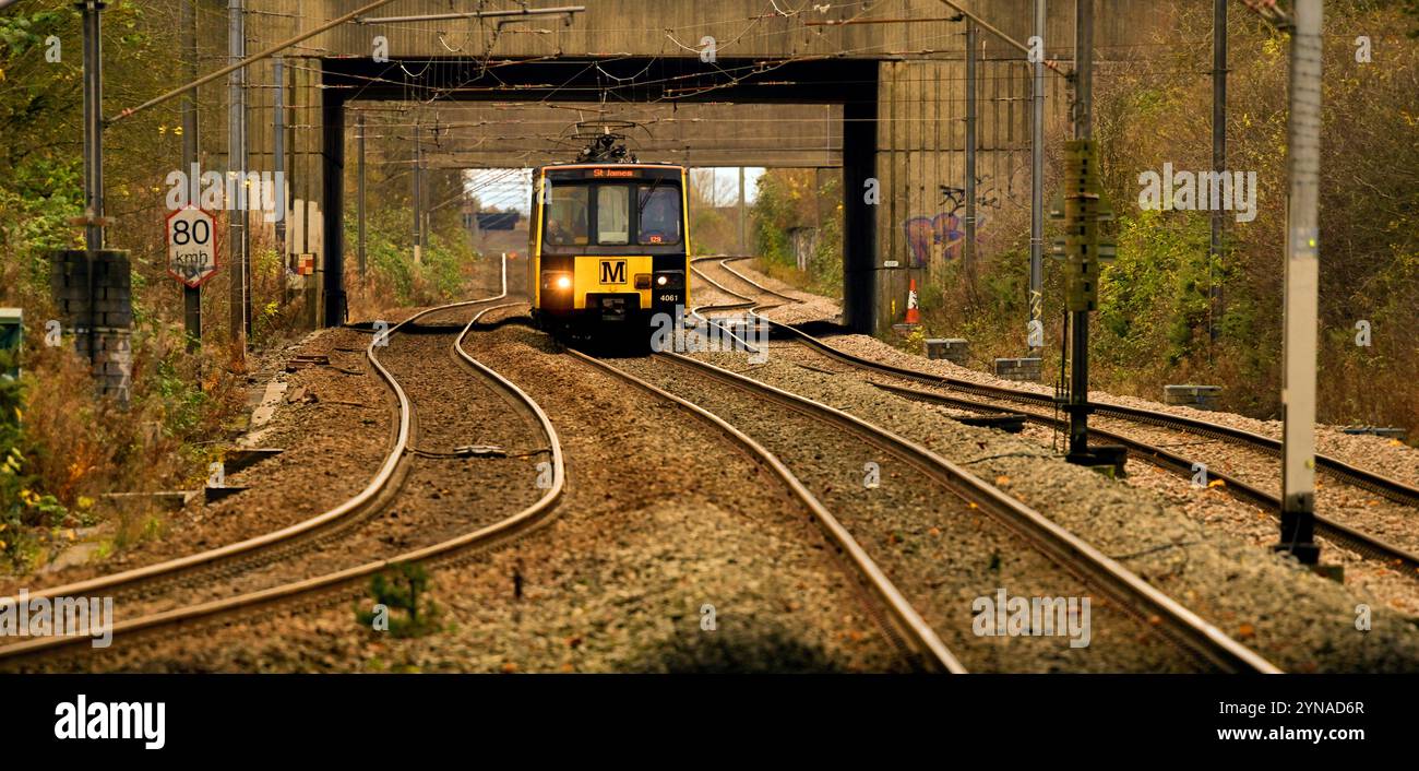 St. James Tyne und Wear Metro fahren am späten Nachmittag auf verwinkelten goldenen Eisenbahnlinien Stockfoto