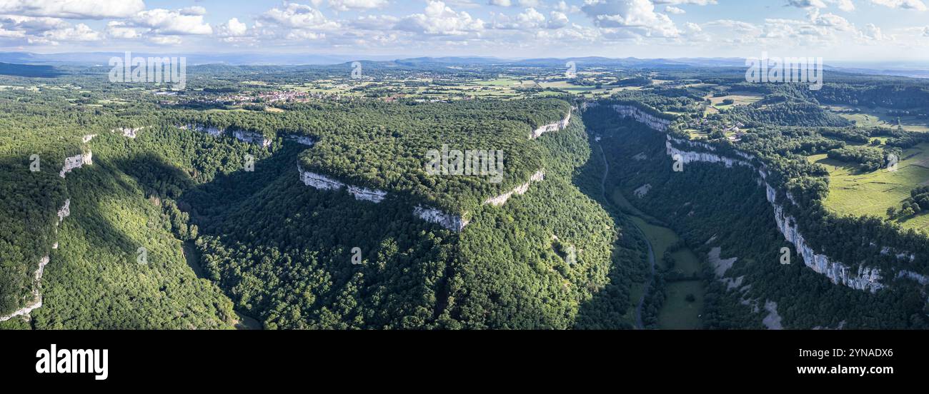 Frankreich, Jura, Baume les Messieurs, gekennzeichnet mit Les Plus Beaux Villages de France (die schönsten Dörfer Frankreichs), Cirque de Baume (aus der Vogelperspektive) Stockfoto