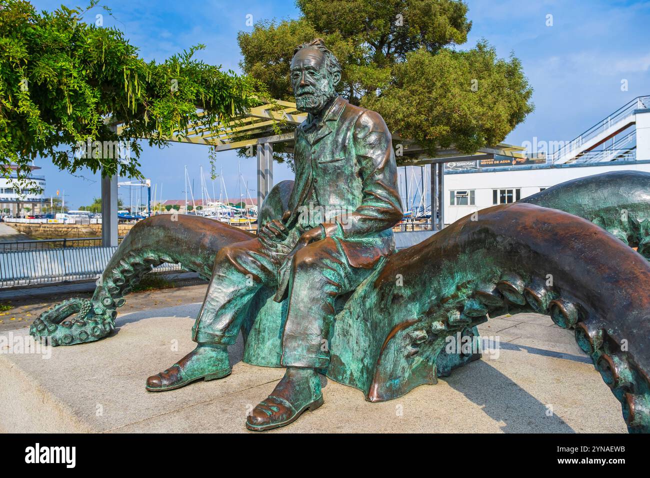 Spanien, Galicien, Vigo, Denkmal für Jules Verne, Bronzeskulptur des Künstlers José Morales zu Ehren des Schriftstellers, der der Bucht von Vigo in seinem Buch Twenty Thousand Leagues Unthe Sea ein Kapitel widmete Stockfoto