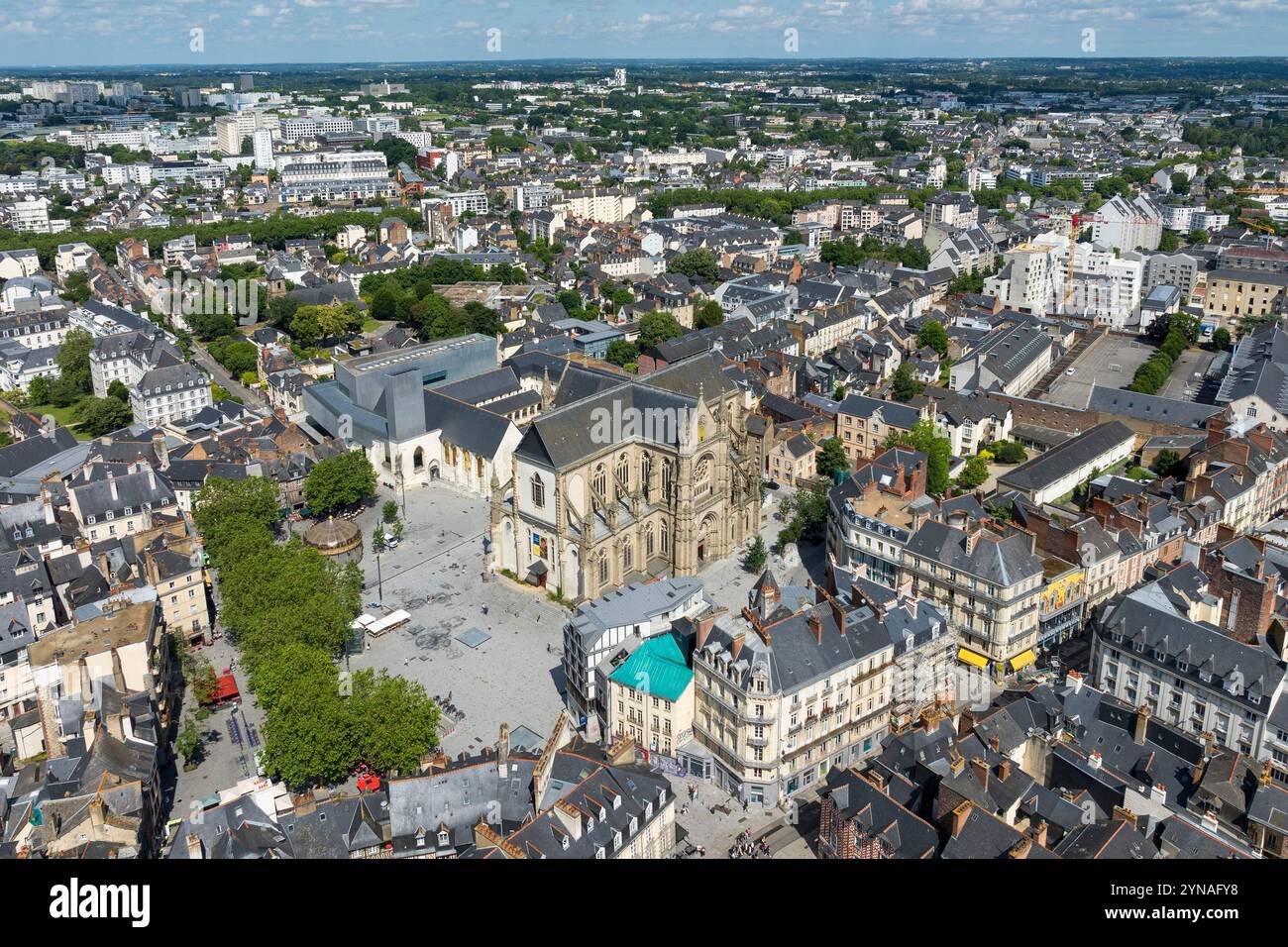 Frankreich, Ille et Vilaine, Rennes, Place Sainte-Anne, église Saint-Aubin en Notre-Dame-de-Bonne-Nouvelle et le couvent des Jacobins (Centre des congrès de Rennes) (Luftaufnahme) Stockfoto