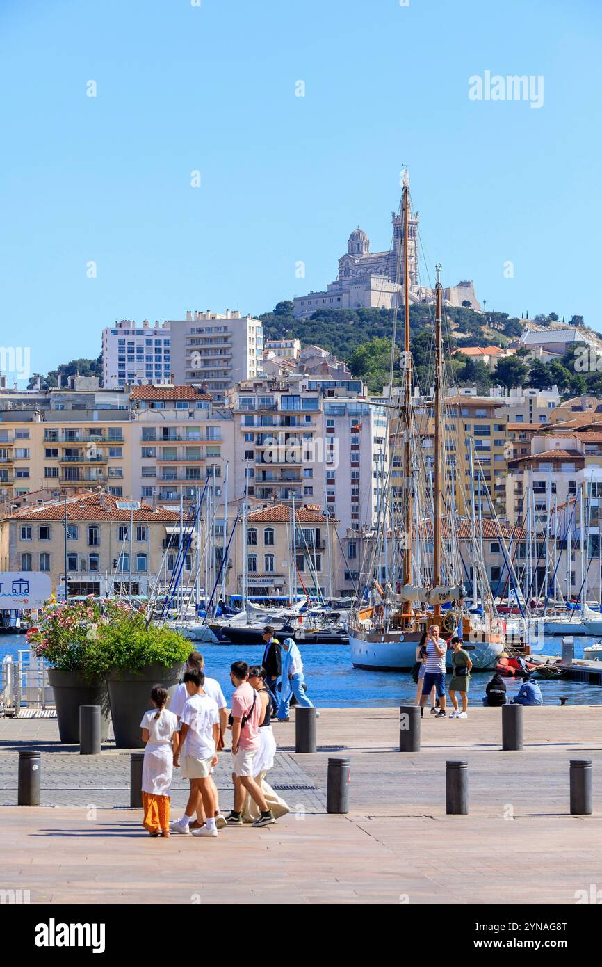 Frankreich, Bouches du Rhone (13), Marseille, 2e Arrondissement, Vieux Port, Quai du Port, basilique Notre Dame de la Garde en arriere Plan, Touristen Stockfoto