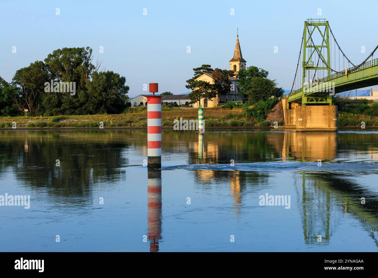 France, Drome (26), Montelimar, le fleuve Rhone, Canal de derivation, chapelle de Daurelle, pont suspendu chemin de l'Ile Stockfoto