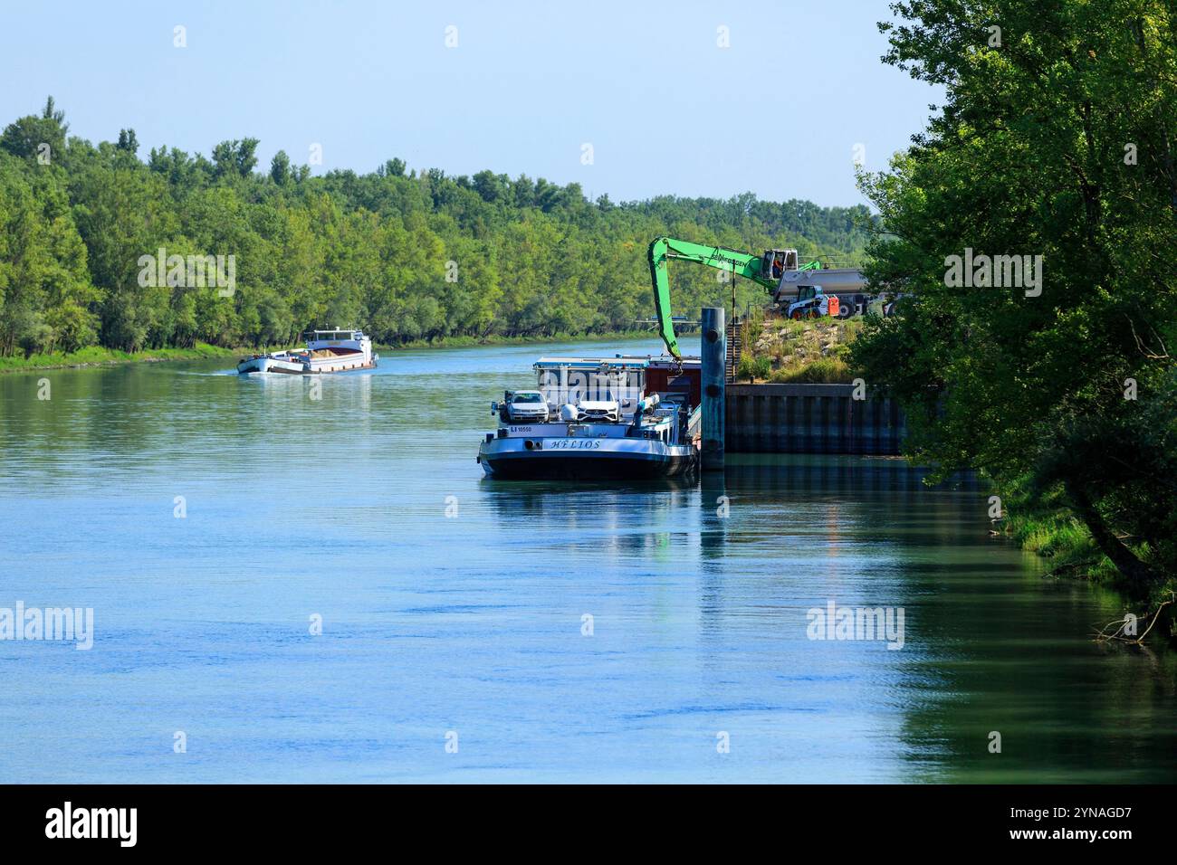 France, Rhone (69), Serezin du Rhone, Site industriel et portuaire de Solaize Serezin Ternay sur le fleuve Rhone, dechargement d'une peniche Stockfoto